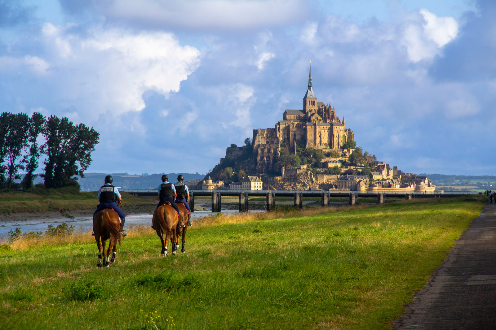 amazing picture of Mont-Saint Michel and the police horses